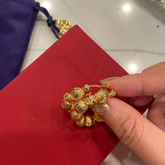 Brand new tory burch hoop earrings in gold - Picture 3 of 4